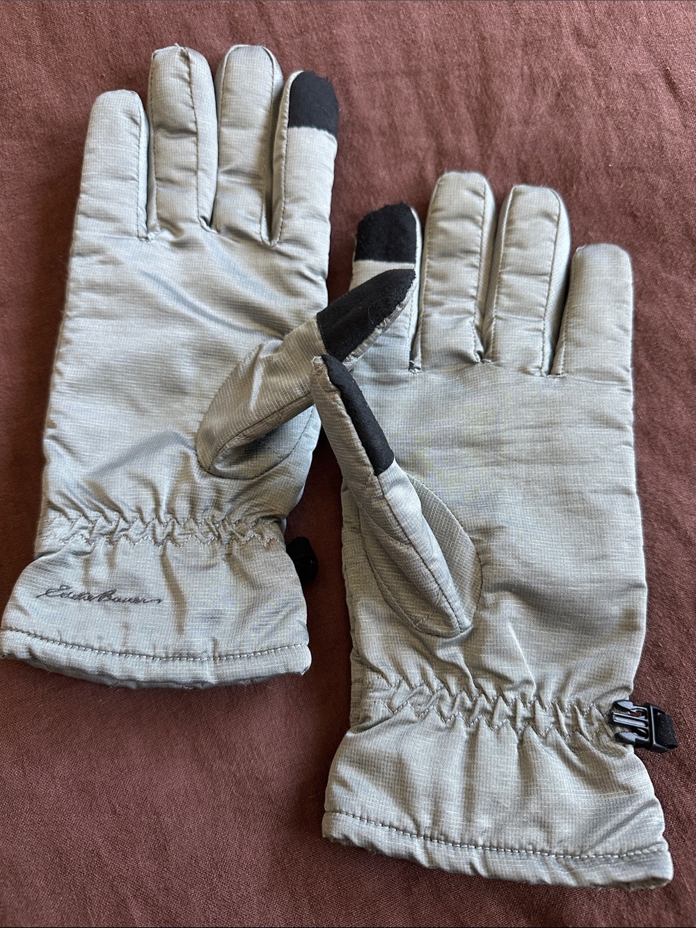 Eddie Bauer Quilted Silver Warm Gloves. 2 Hidden zip pockets & Touchscreen tech - Picture 8 of 16